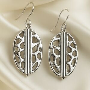 Polished Silver Oval Filigree Dangle Earrings – Elegant Lattice Design Jewelry